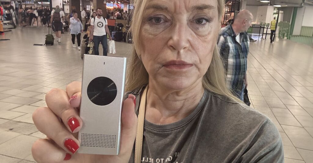 Mulher a usar o tradutor Enence 2.0